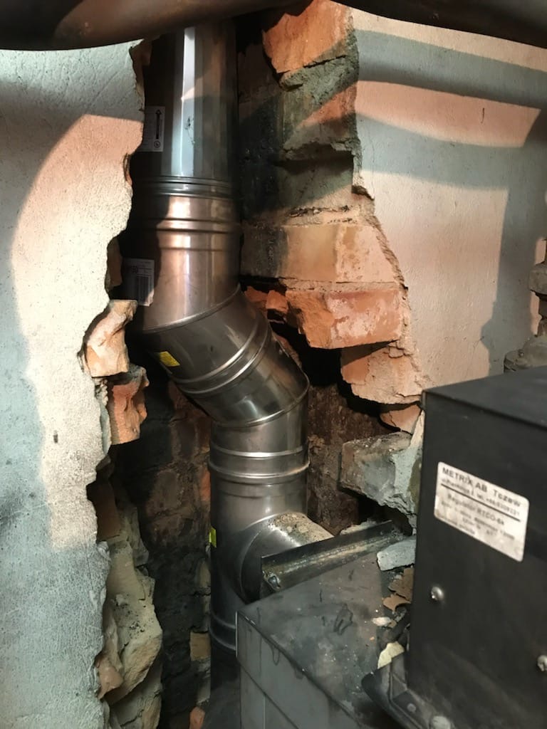 Montaż nowego wkładu kominowego przy piecu