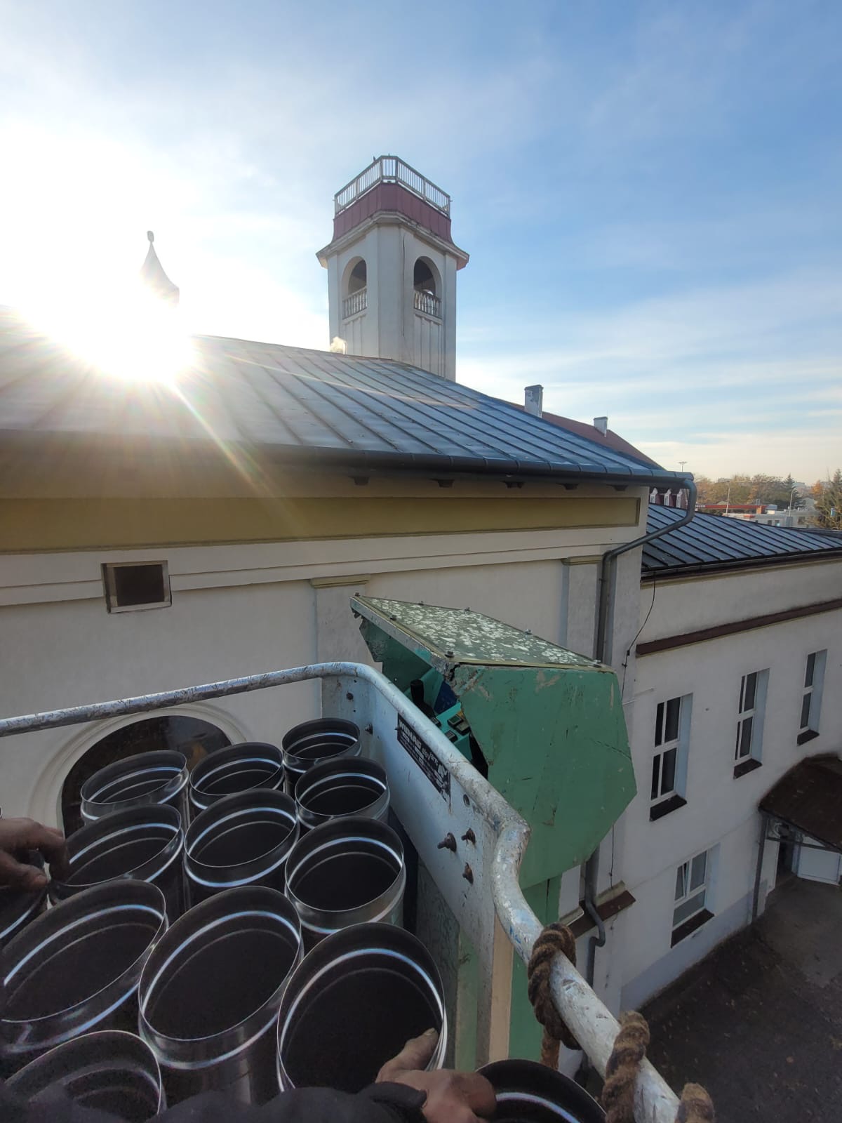 Montaż wkładu kominowego na podnośniku