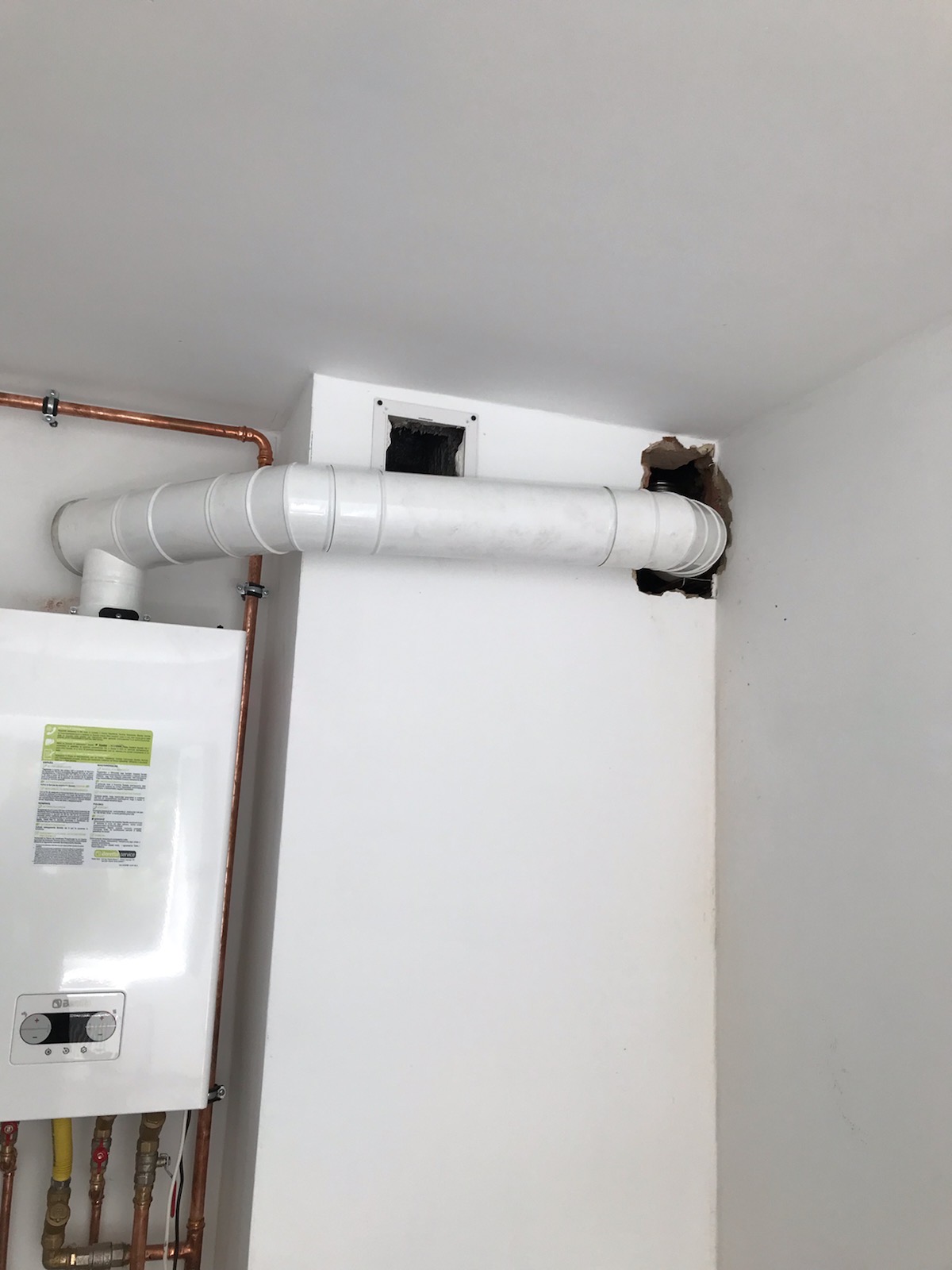 Montaż wkładu kominowego w kotlowni