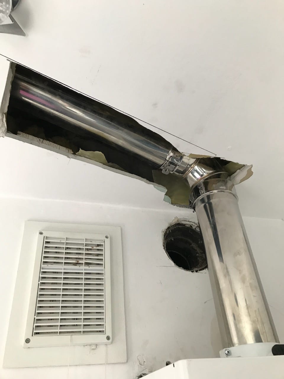 Montaż wkładu kominowego w suficie