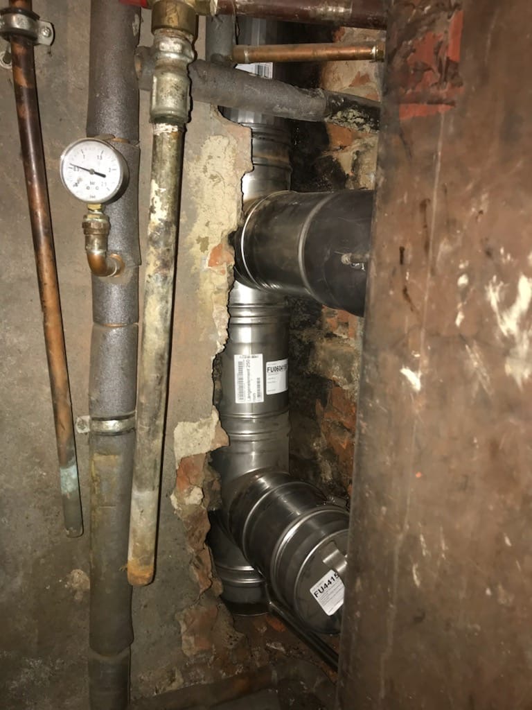 Wkład kominowy przy instalacji wodnej